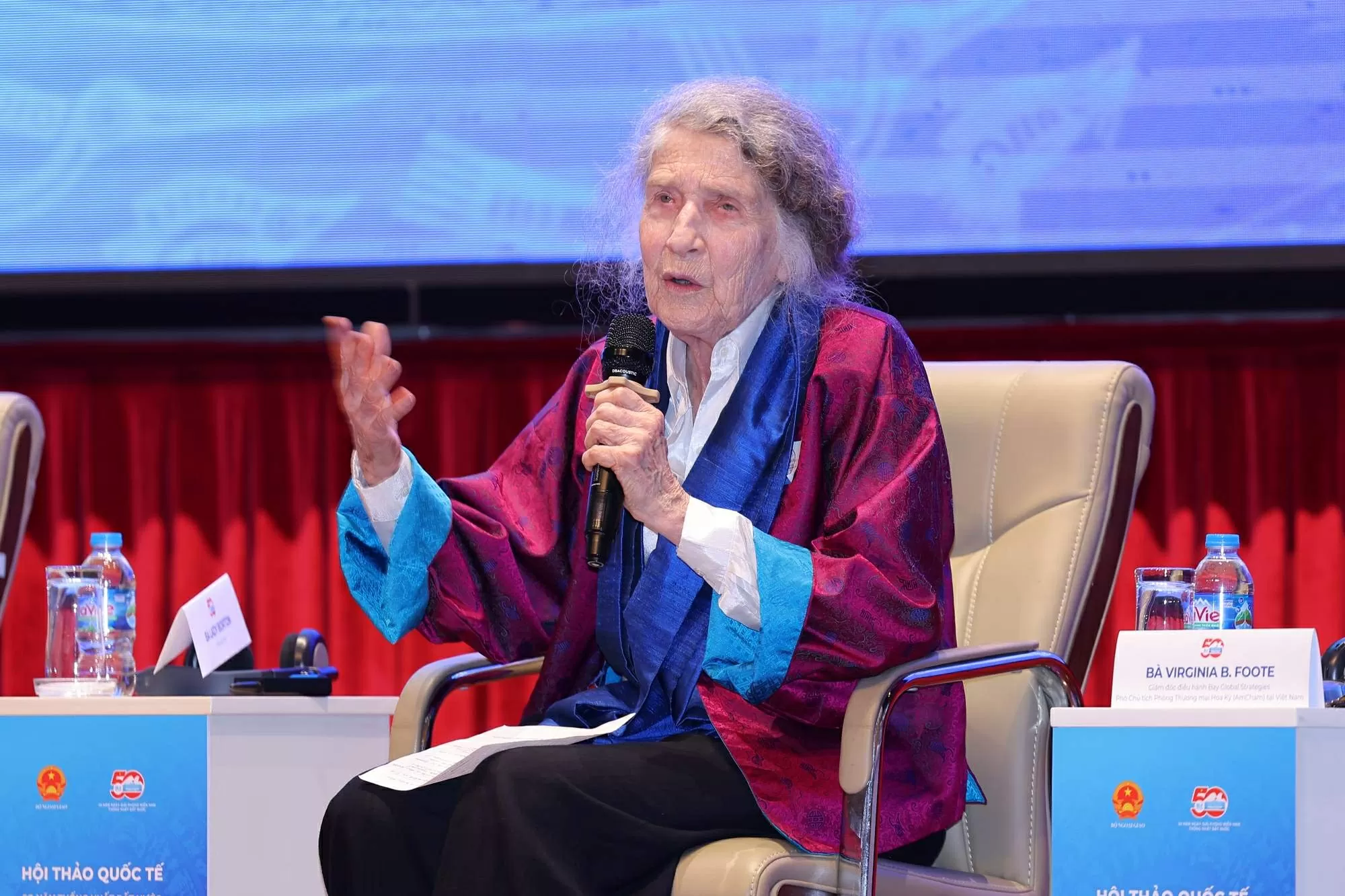 Nhà văn hóa Hữu Ngọc: Chồng sách cao ngang vai và đầy ắp những câu trả lời