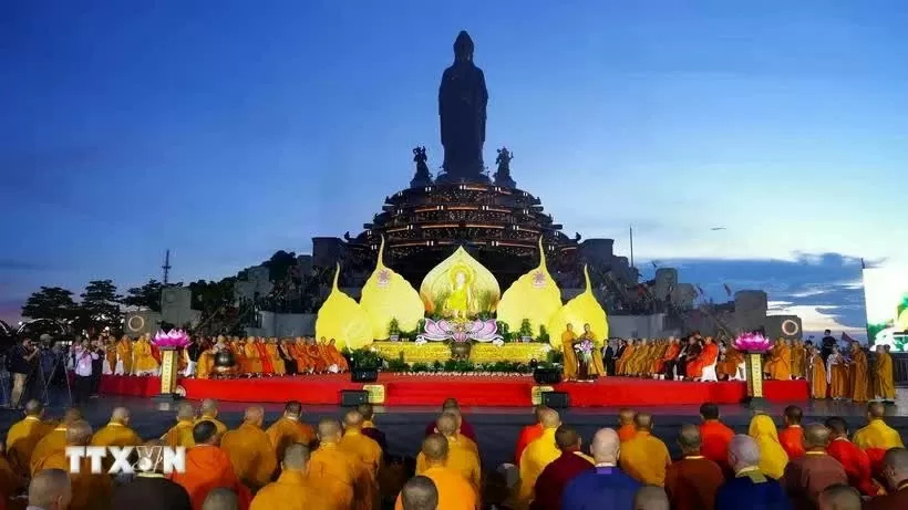 Shakyamuni Buddha’s sacred Śarīra enshrined in Ba Den Mountain Shakyamuni Buddha’s sacred Śarīra enshrined in Ba Den Mountain