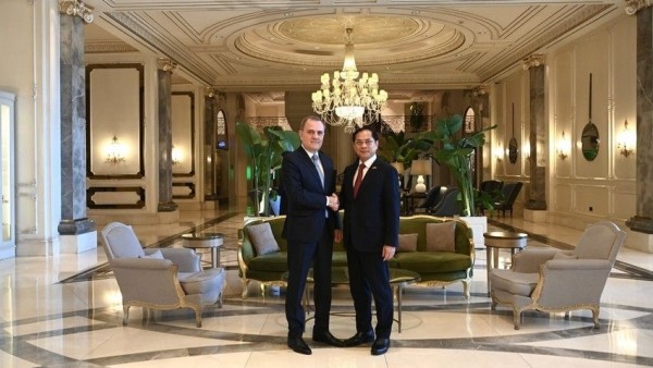 Deputy PM, FM Bui Thanh Son holds meeting with Azerbaijani FM Jeyhun Bayramov in Baku