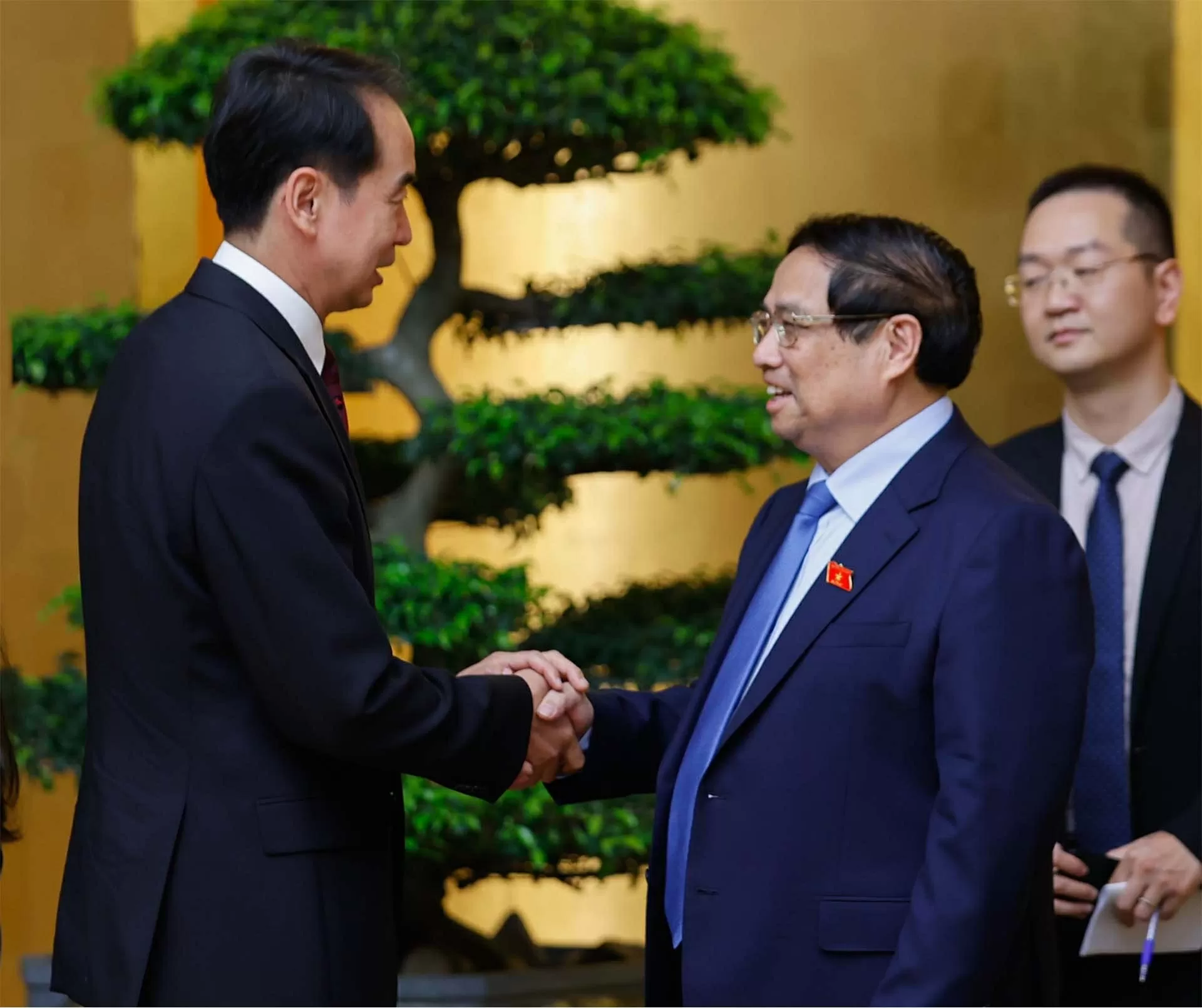 Prime Minister Pham Minh Chinh hosts Chinese Ambassador to Vietnam He Wei Prime Minister Pham Minh Chinh hosts Chinese Ambassador to Vietnam He Wei