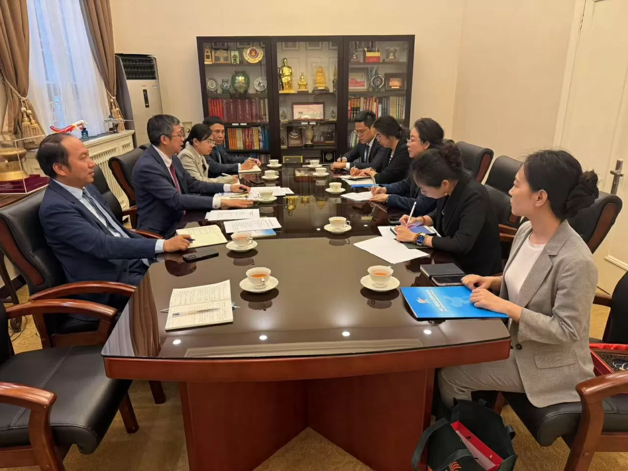 Đại sứ Phạm Thanh Bình tiếp bà Dương Nhạn Nhạn Đại sứ Phạm Thanh Bình tiếp bà Dương Nhạn Nhạn