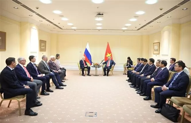 Party General Secretary To Lam (R) and Chairman of the General Secretary To Lam meets with Russian Party leader