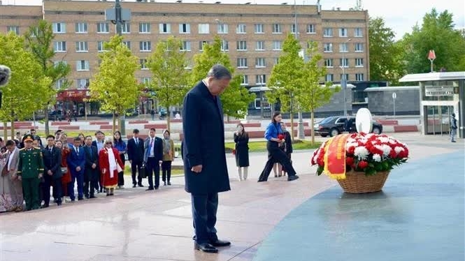 Party chief commemorates President Ho Chi Minh and General Secretary Le Duan in Moscow