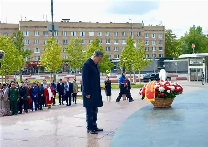 Party General Secretary To Lam pays tribute to President Ho Chi Minh in Moscow on May 10. (Photo: VNA) Party General Secretary To Lam pays tribute to President Ho Chi Minh in Moscow on May 10. (Photo: VNA)