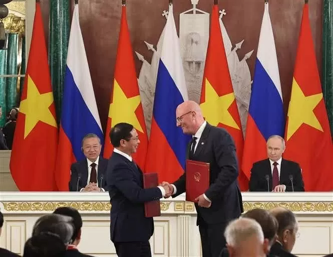 Vietnamese Deputy Prime Minister and Minister of Foreign Affairs Bui Thanh Son (L) and Russian Deputy Prime Minister Dmitry Chernyshenko exchange the agreement on cooperation. Vietnamese Deputy Prime Minister and Minister of Foreign Affairs Bui Thanh Son (L) and Russian Deputy Prime Minister Dmitry Chernyshenko exchange the agreement on cooperation.