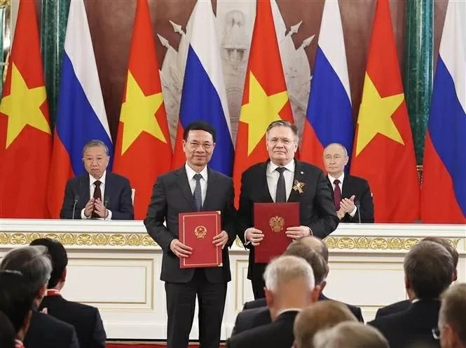 Vietnamese and Russian leaders witness the signing of multiple bilateral cooperation agreements. The two leaders witness the signing of a roadmap for cooperation in peaceful uses of nuclear energy for 2025–2030 between Vietnam's Ministry of Science and Technology and Russia's ROSATOM State Atomic Energy Corporation. (Photo: VNA) Vietnamese and Russian leaders witness the signing of multiple bilateral cooperation agreements. The two leaders witness the signing of a roadmap for cooperation in peaceful uses of nuclear energy for 2025–2030 between Vietnam's Ministry of Science and Te