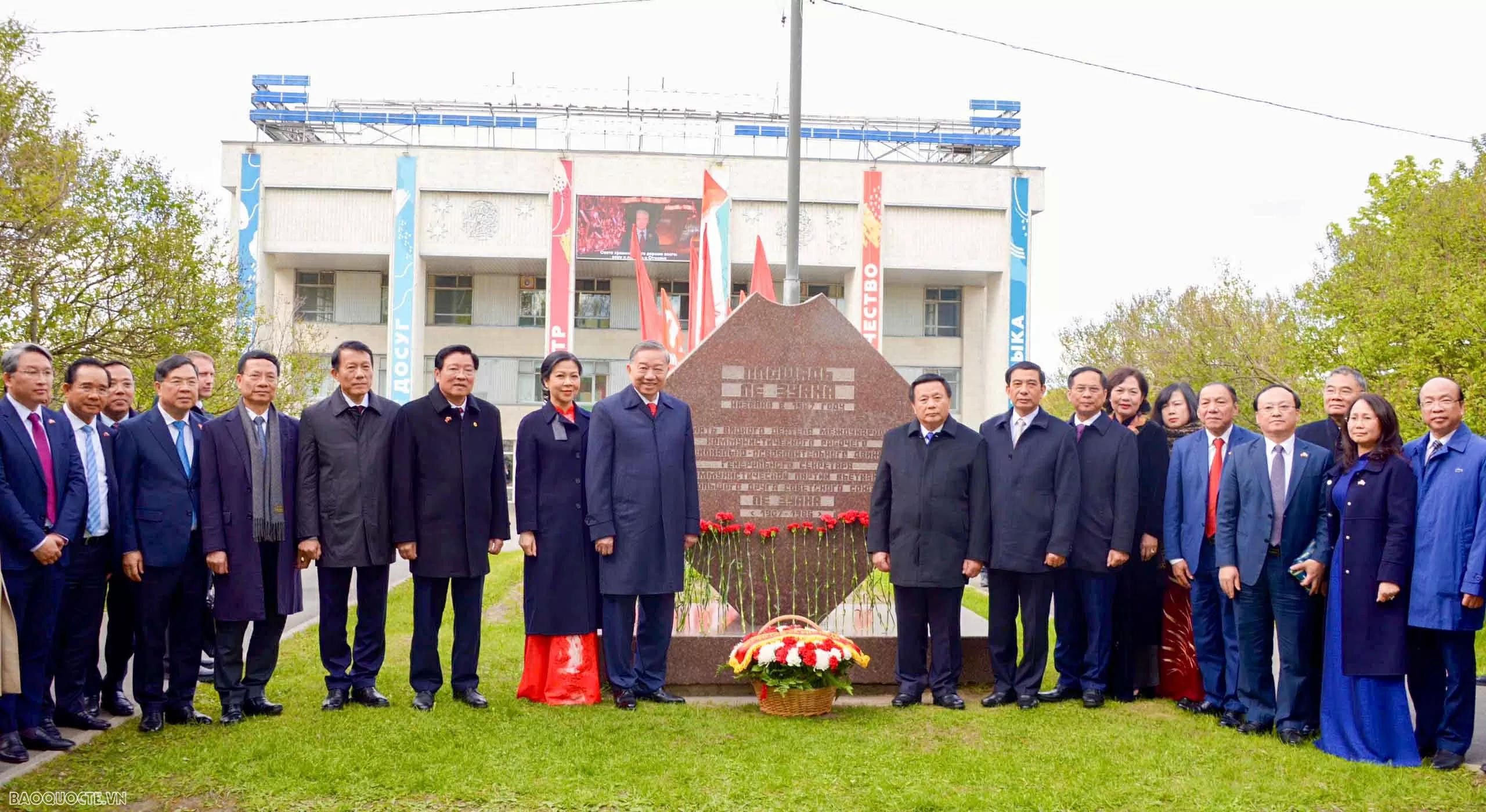 Party chief commemorates President Ho Chi Minh and General Secretary Le Duan in Moscow