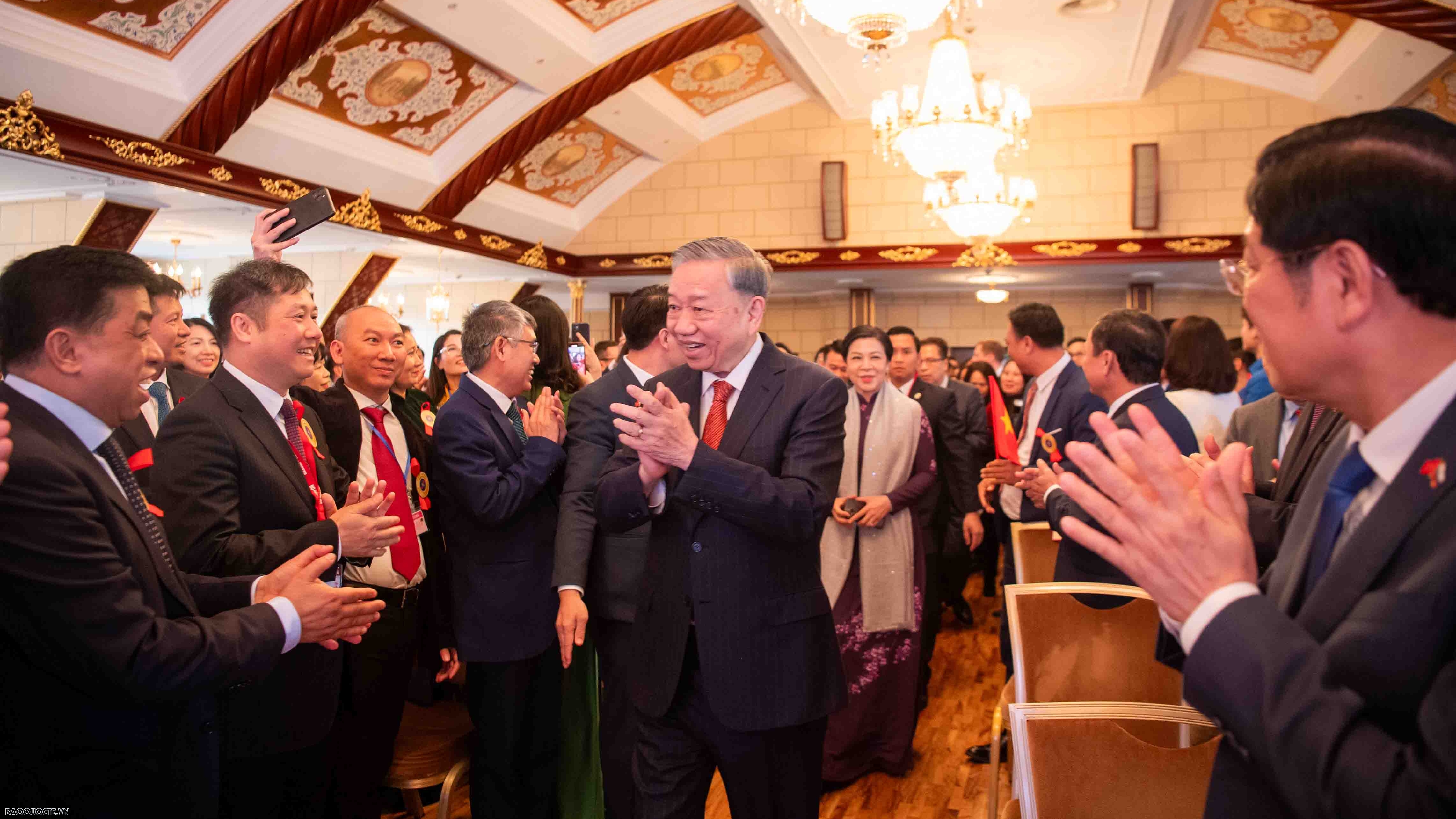 General Secretary To Lam meets with Embassy's staff, representatives of Vietnamese community in Russia