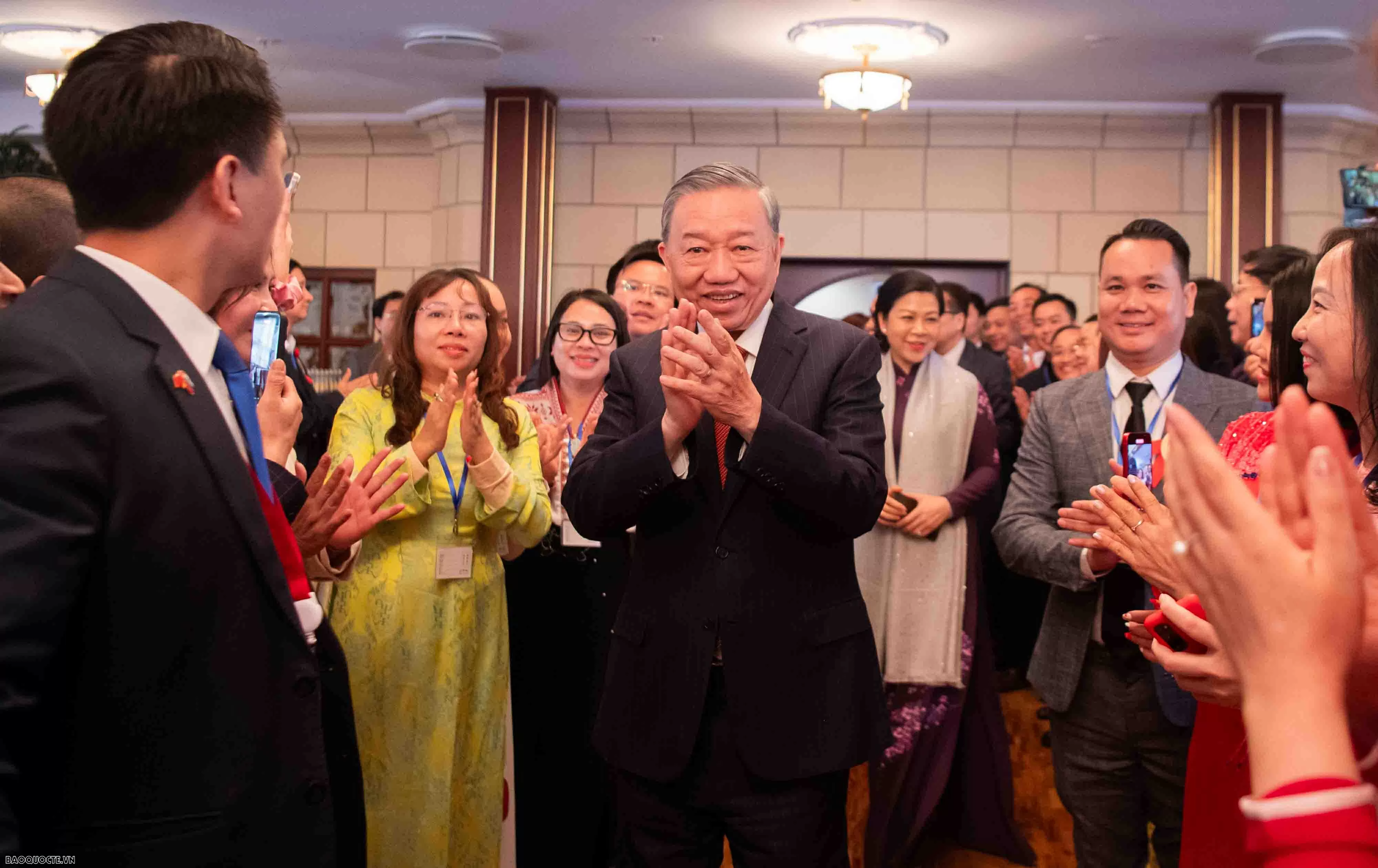 General Secretary To Lam meets with Embassy's staff, representatives of Vietnamese community in Russia