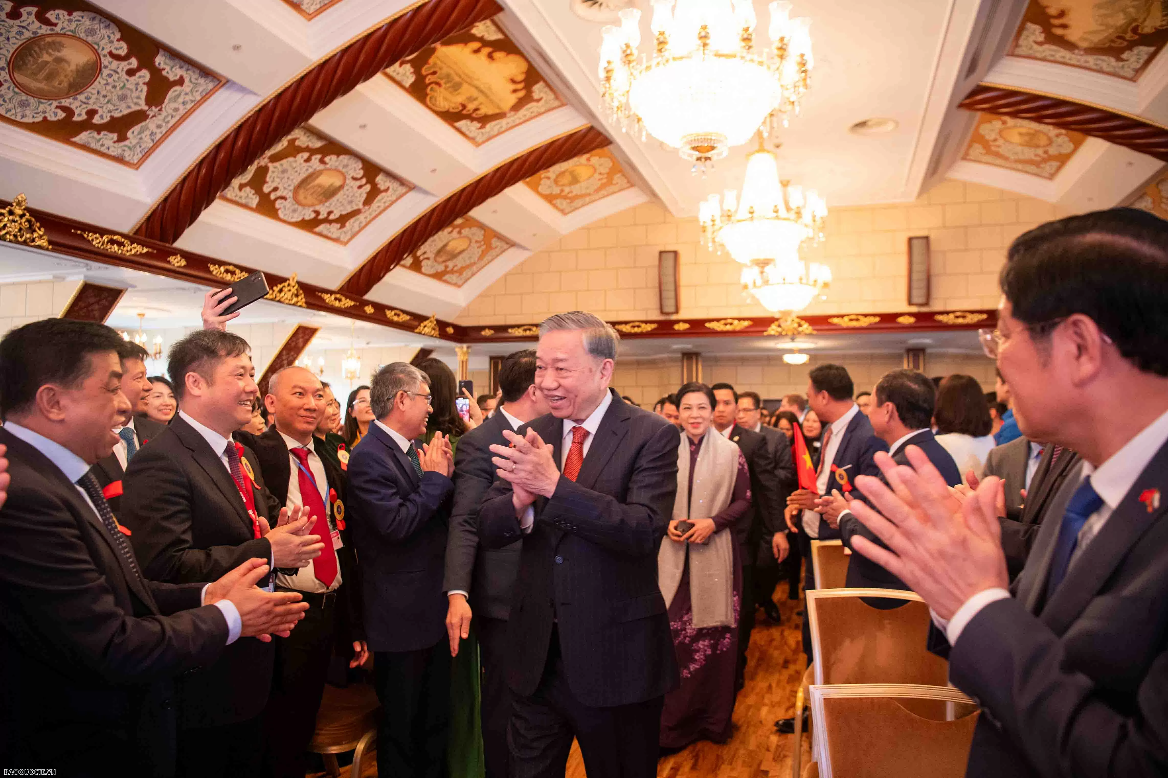 General Secretary To Lam meets with Embassy's staff, representatives of Vietnamese community in Russia