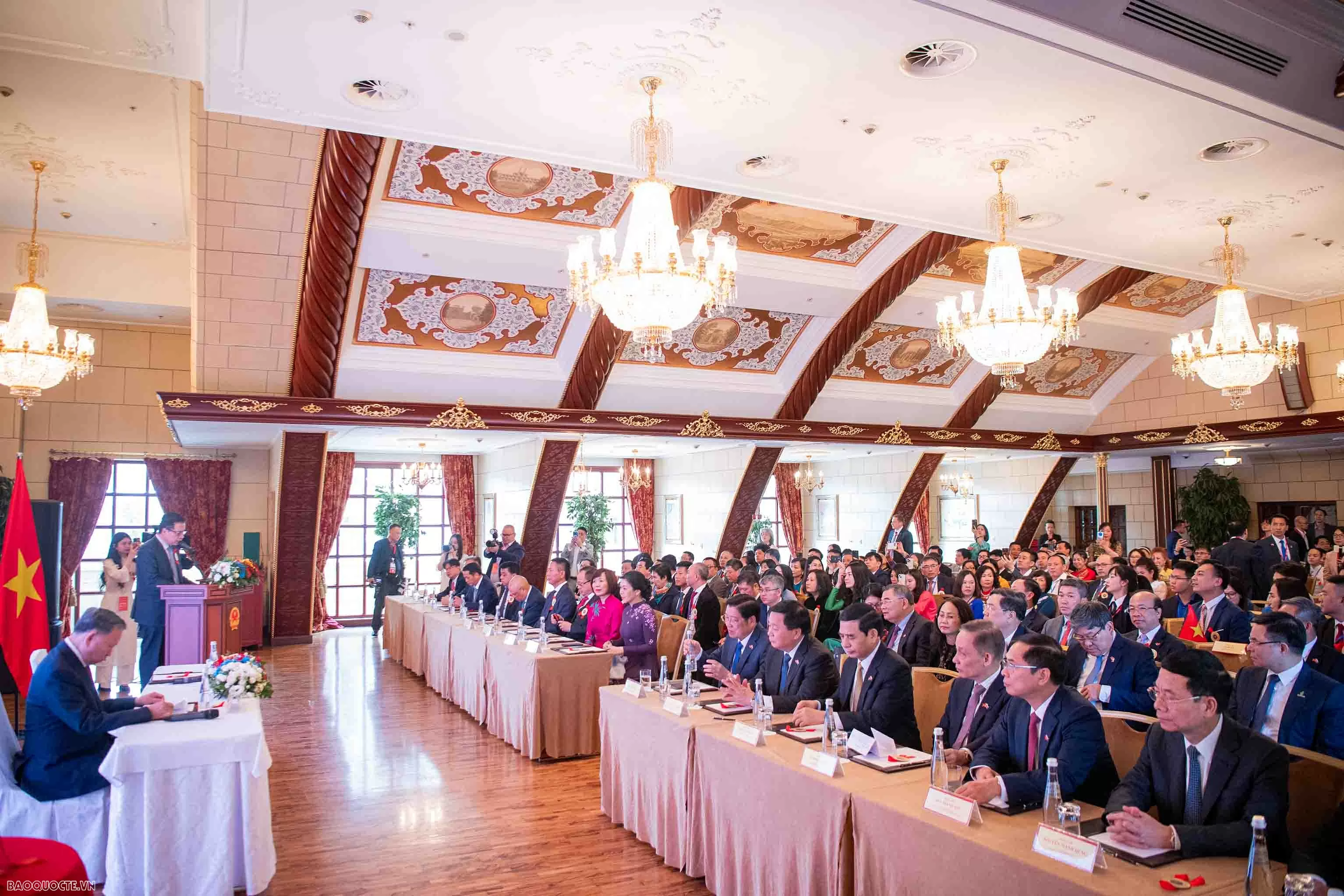 General Secretary To Lam meets with Embassy's staff, representatives of Vietnamese community in Russia