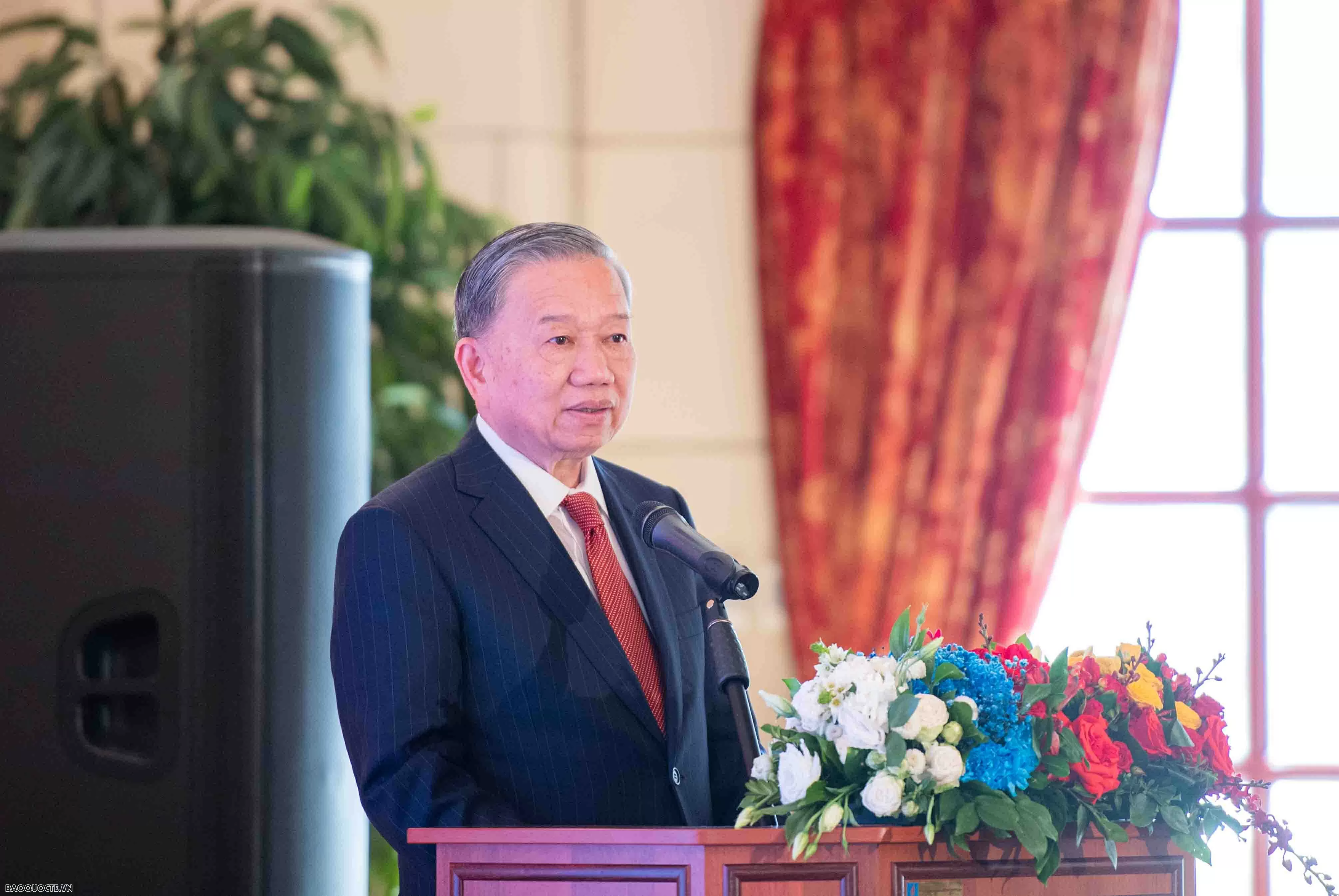 General Secretary To Lam meets with Embassy's staff, representatives of Vietnamese community in Russia