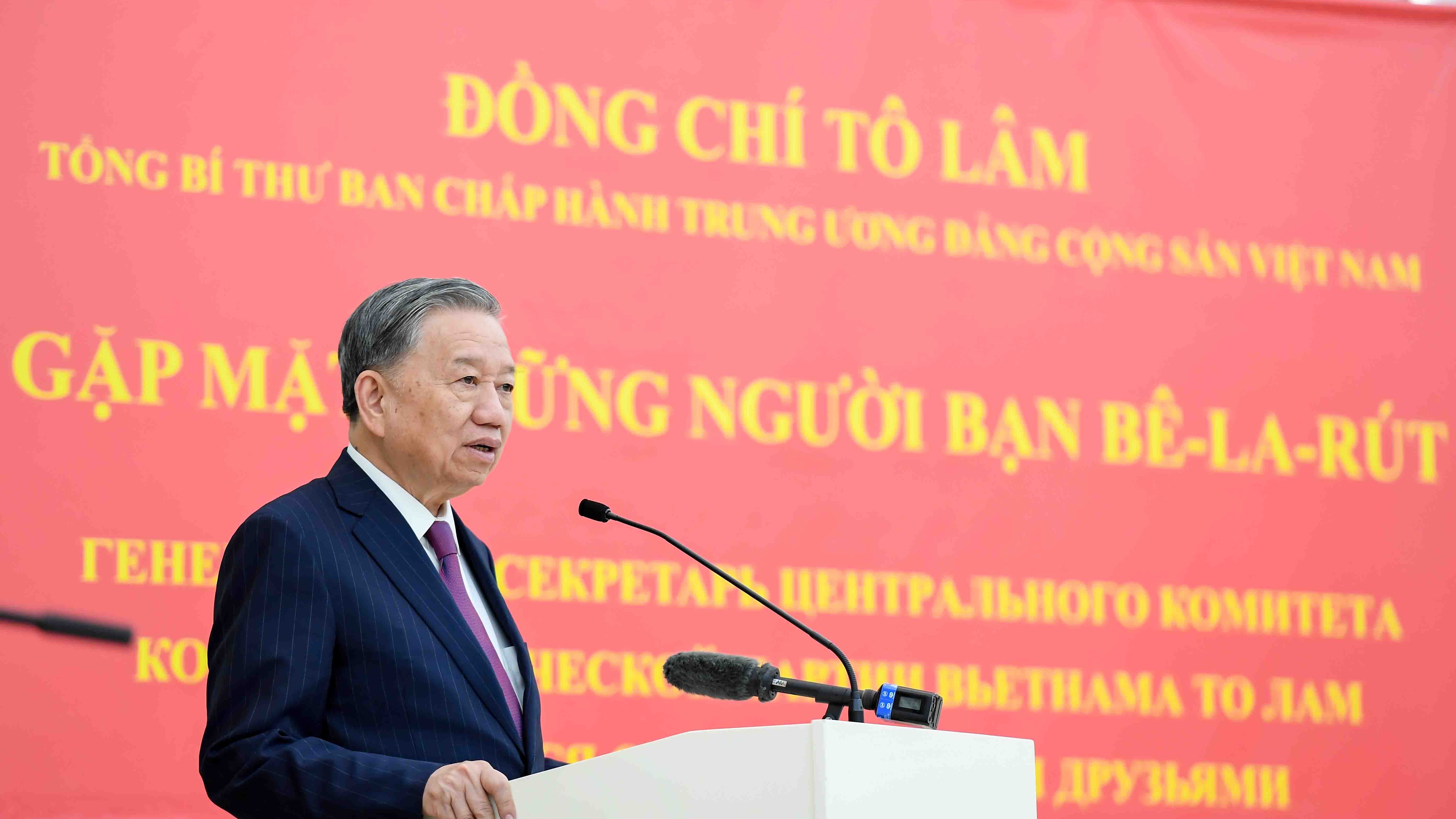 Party General Secretary To Lam receives Belarusian friendship associations, experts in Minsk