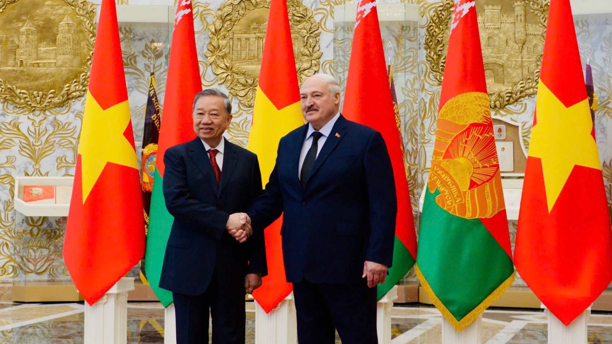 Party General Secretary To Lam, Belarusian President Aleksandr Lukashenko hold talks in Minsk