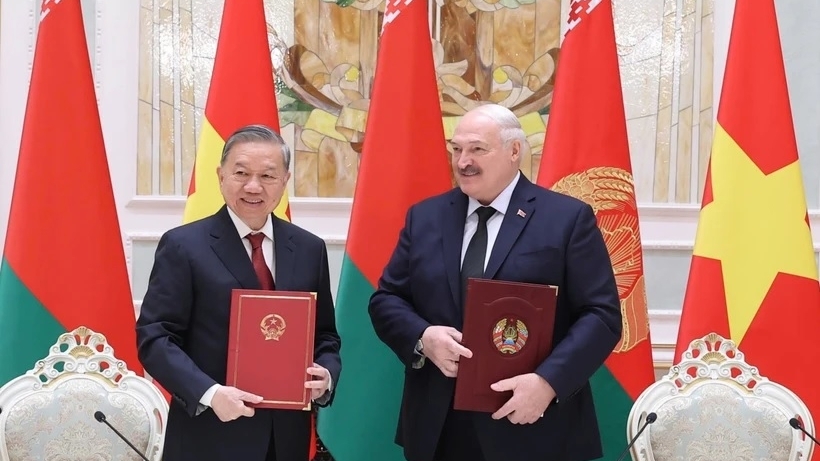 Vietnam, Belarus leaders sign Joint Statement on strategic partnership