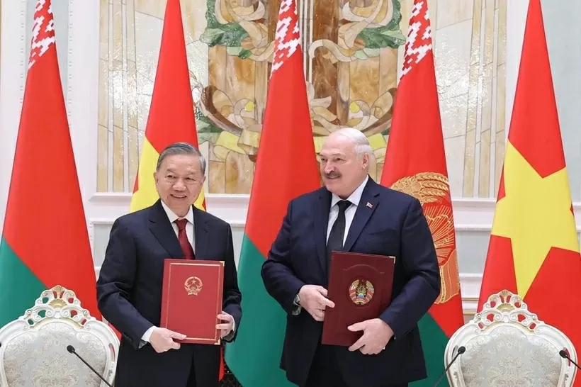 Vietnam, Belarus leaders sign Joint Statement on strategic partnership