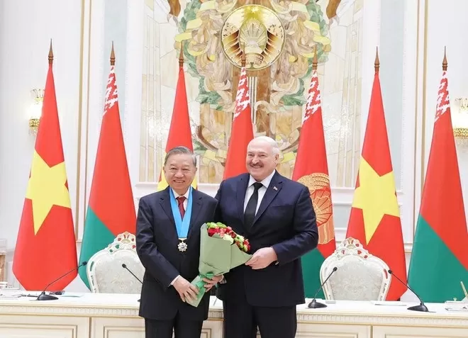 Vietnam, Belarus leaders sign Joint Statement on strategic partnership