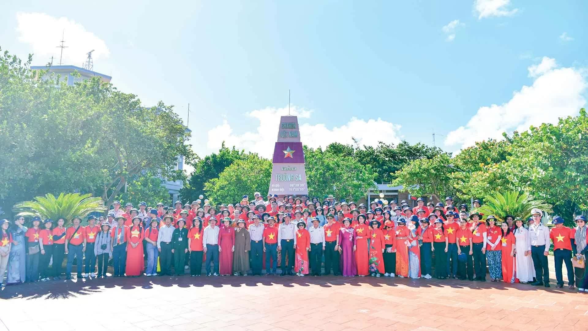 April Journey of Overseas Vietnamese: Truong Sa (Spratly) Archipelago forever held in our hearts