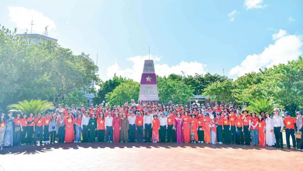April Journey of Overseas Vietnamese: Truong Sa (Spratly) Archipelago forever held in our hearts