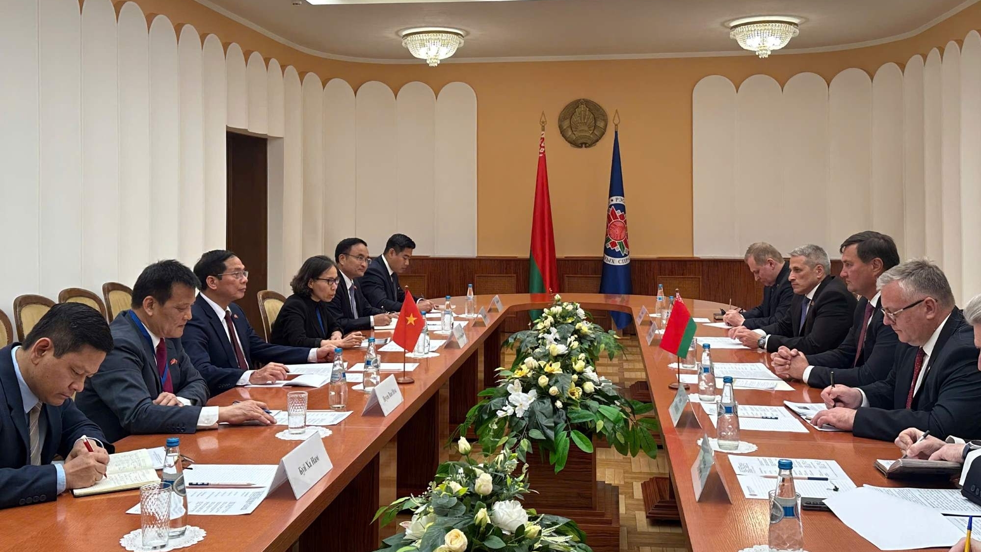 Deputy PM, FM Bui Thanh Son meets with Belarusian Foreign Minister Maxim Ryzhenkov in Minsk