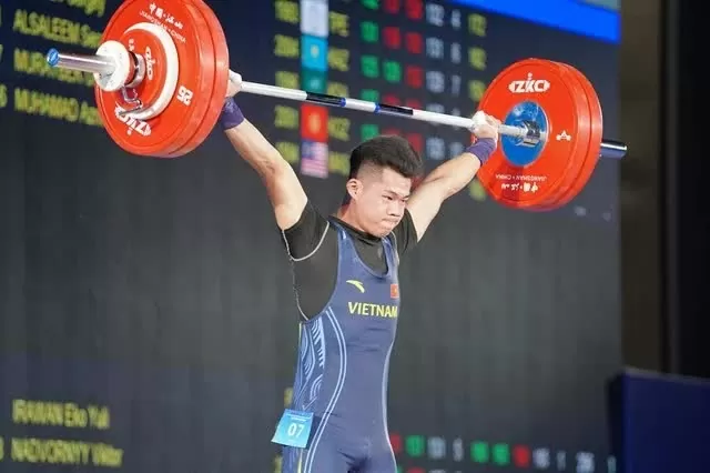 Vietnamese athletes claim two golds at Asian Weightlifting Championships
