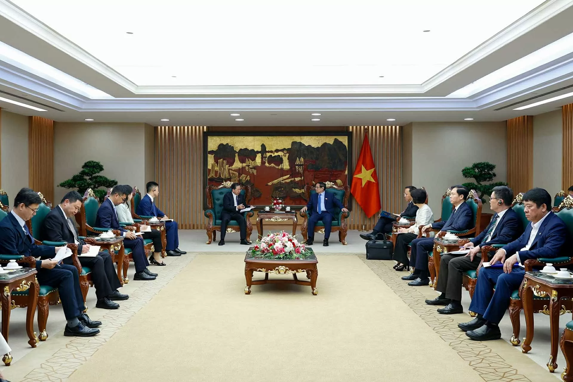 Thủ tướng Phạm Minh Chính tiếp ông Bành Cương Bình, Chủ tịch Hội đồng quản trị Tập đoàn Hoa Điện Trung Quốc. (Nguồn: VGP) Thủ tướng Phạm Minh Chính tiếp ông Bành Cương Bình, Chủ tịch Hội đồng quản trị Tập đoàn Hoa Điện Trung Quốc. (Nguồn: VGP)