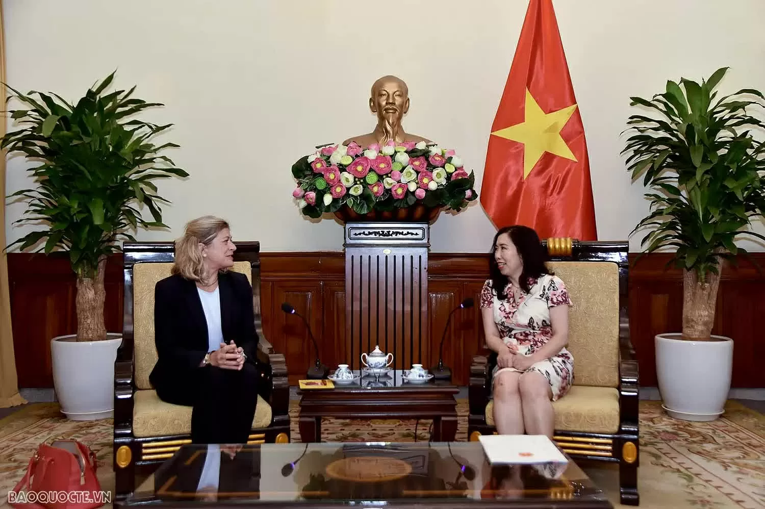 Deputy Foreign Minister Le Thi Thu Hang receives Secretary General of the German FES Foundation on the occasion of the 35th anniversary of FES' presen Deputy Foreign Minister Le Thi Thu Hang receives Secretary General of the German FES Foundation on the occasion of the 35th anniversary of FES' presen