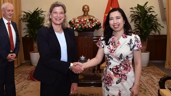 Deputy Foreign Minister Le Thi Thu Hang receives German FES Foundation's Secretary General in Hanoi
