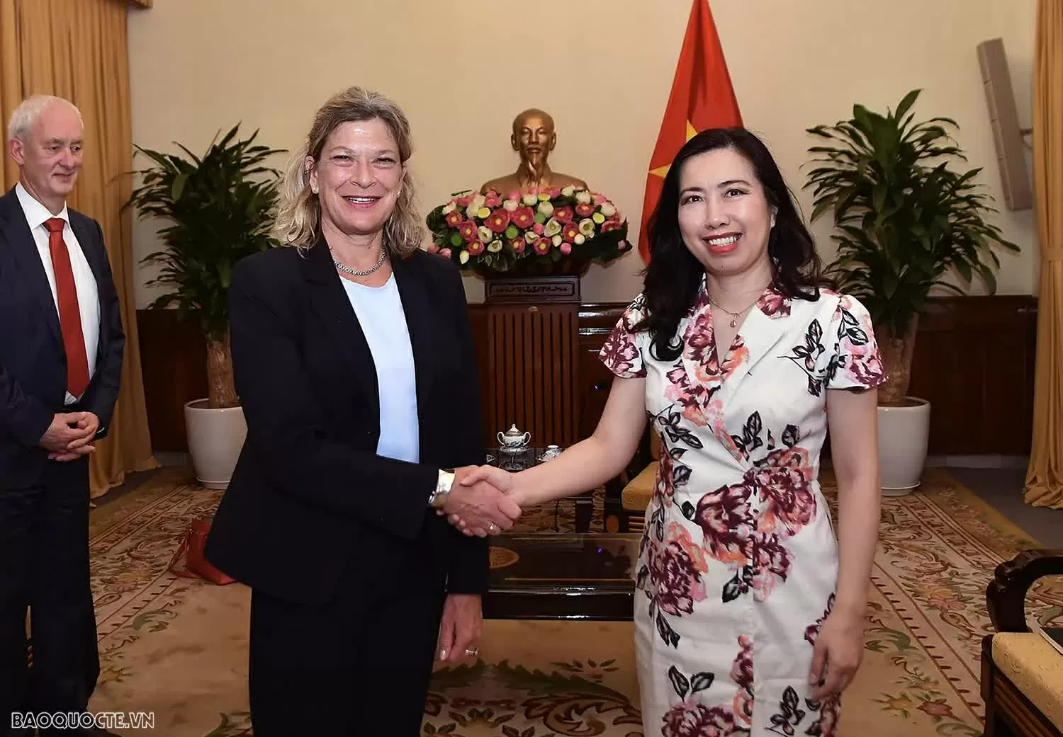 Deputy Foreign Minister Le Thi Thu Hang receives Secretary General of the German FES Foundation on the occasion of the 35th anniversary of FES' presen Deputy Foreign Minister Le Thi Thu Hang receives Secretary General of the German FES Foundation on the occasion of the 35th anniversary of FES' presen