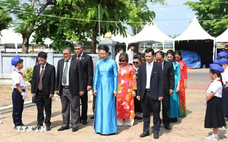 Vietnamese in Laos pay tribute to President Ho Chi Minh