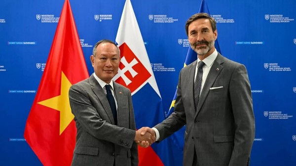 Slovak FM Juraj Blanár welcomes Ambassador Pham Truong Giang to strengthen bilateral relations