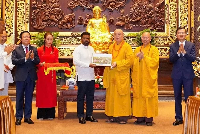 Tranh 'Liên hoa tịnh cảnh' mang duyên lành trong mùa Phật Đản Tranh 'Liên hoa tịnh cảnh' mang duyên lành trong mùa Phật Đản