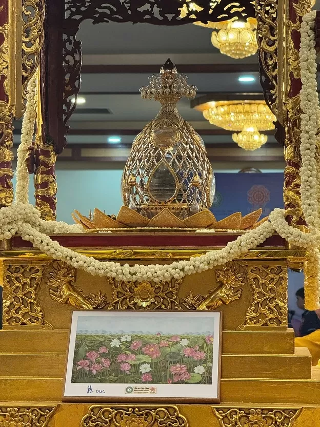 Tranh 'Liên hoa tịnh cảnh' mang duyên lành trong mùa Phật Đản Tranh 'Liên hoa tịnh cảnh' mang duyên lành trong mùa Phật Đản