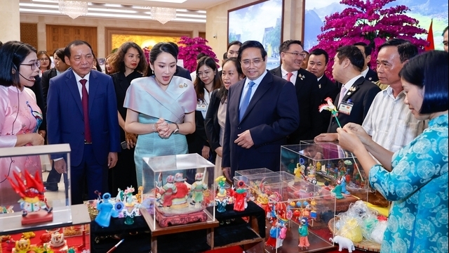 Vietnamese and Thai Prime Ministers admire and reflect on handicraft products