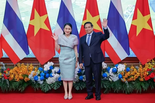 Vietnamese and Thai Prime Ministers admire and reflect on handicraft products Vietnamese and Thai Prime Ministers admire and reflect on handicraft products