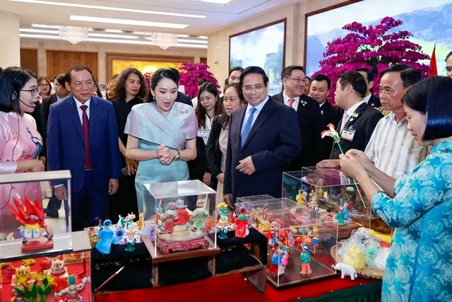 Vietnamese and Thai Prime Ministers admire and reflect on handicraft products Vietnamese and Thai Prime Ministers admire and reflect on handicraft products