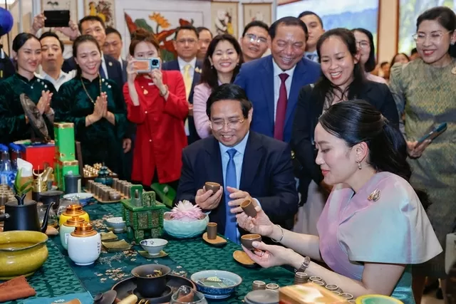 Vietnamese and Thai Prime Ministers admire and reflect on handicraft products Vietnamese and Thai Prime Ministers admire and reflect on handicraft products