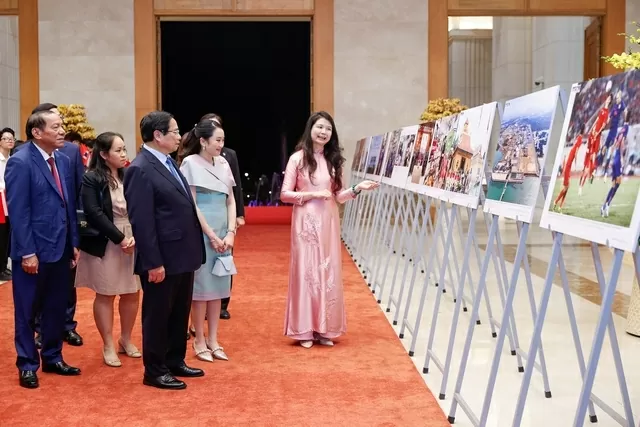 The two leaders also toured a photo exhibition 