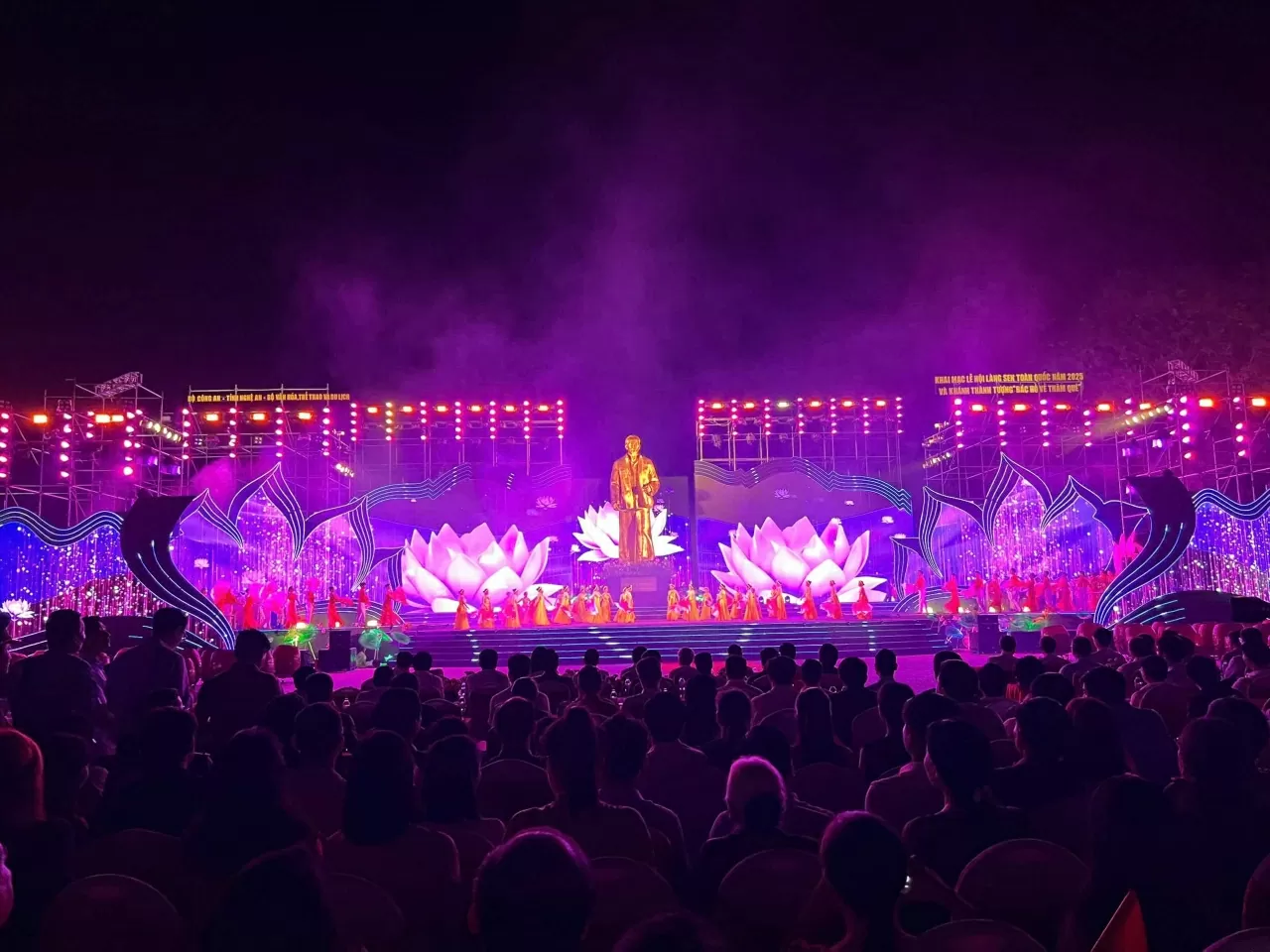 Party General Secretary To Lam attends opening of National Sen Village Festival 2025