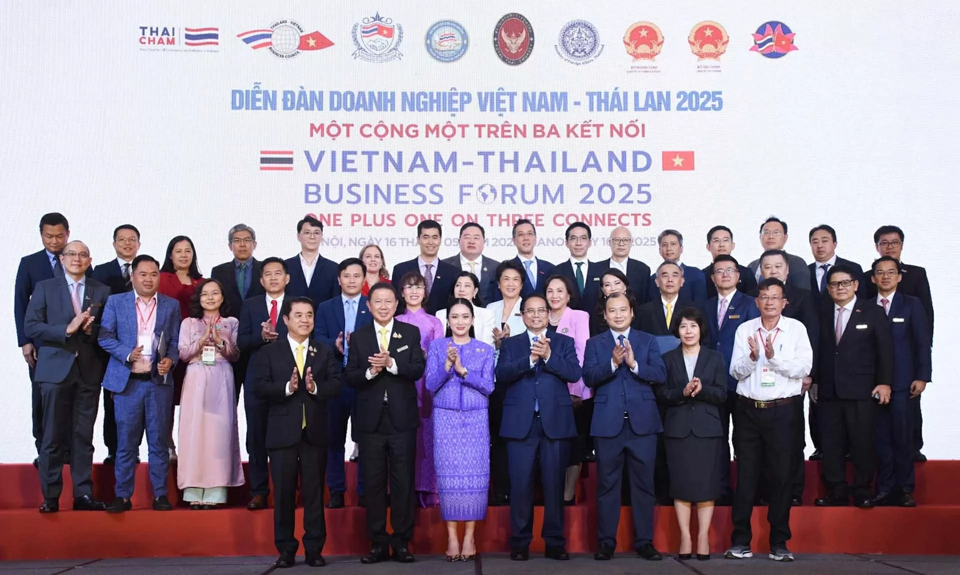 Vietnam, Thailand Prime Ministers co-chair business forum in Hanoi Vietnam, Thailand Prime Ministers co-chair business forum in Hanoi
