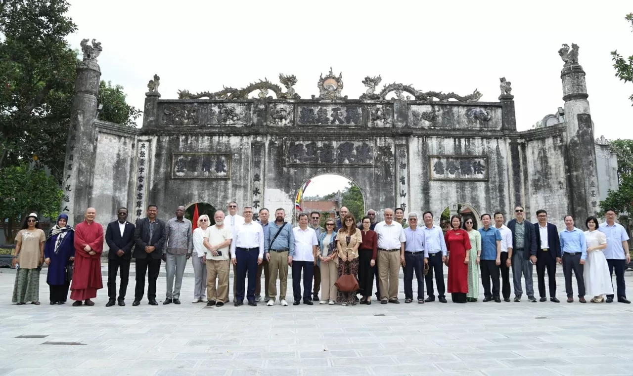 Đoàn đại sứ, đại biện, trưởng phái đoàn, trưởng đại diện của tổ chức quốc tế tại Việt Nam tham quan quần thể di tích lịch sử Côn Sơn-Kiếp Bạc (Hải Dương). (Ảnh: Thành Long)