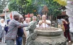 Foreign diplomats discover Con Son - Kiep Bac heritage