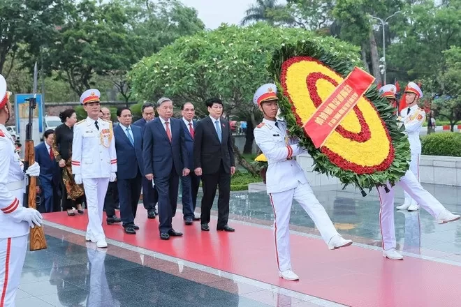 Also present at the ceremony were former General Secretary of the CPV Central Committee Nong Duc Manh; former National Assembly Chairpersons Nguyen Si