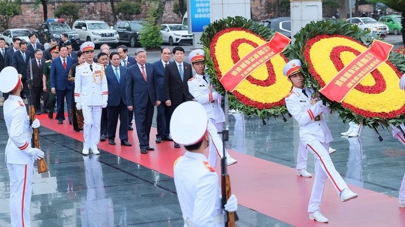 Party, State leaders pay tribute to President Ho Chi Minh on his 135th birthday