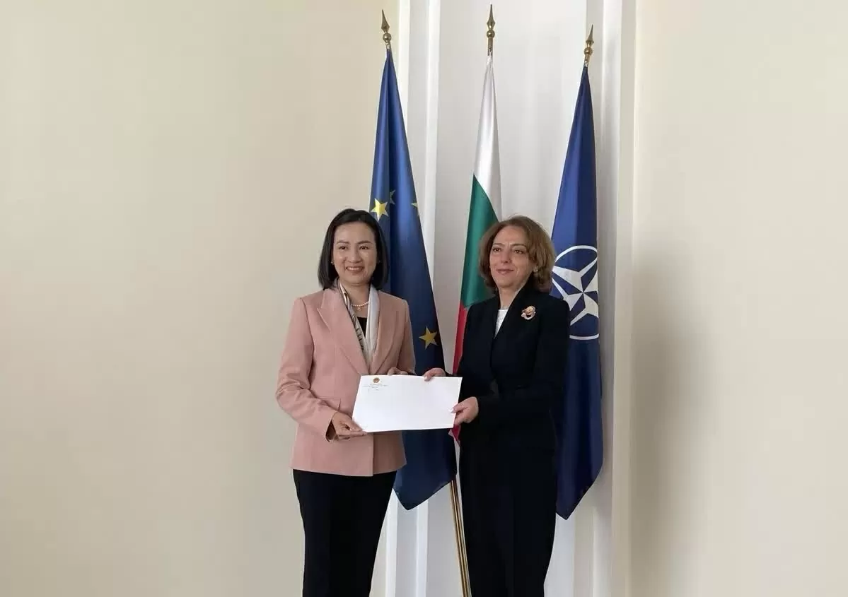 Ambassador Nguyen Thi Minh Nguyet presents a copy of her Letter of Credence to the Bulgarian Deputy Foreign Minister