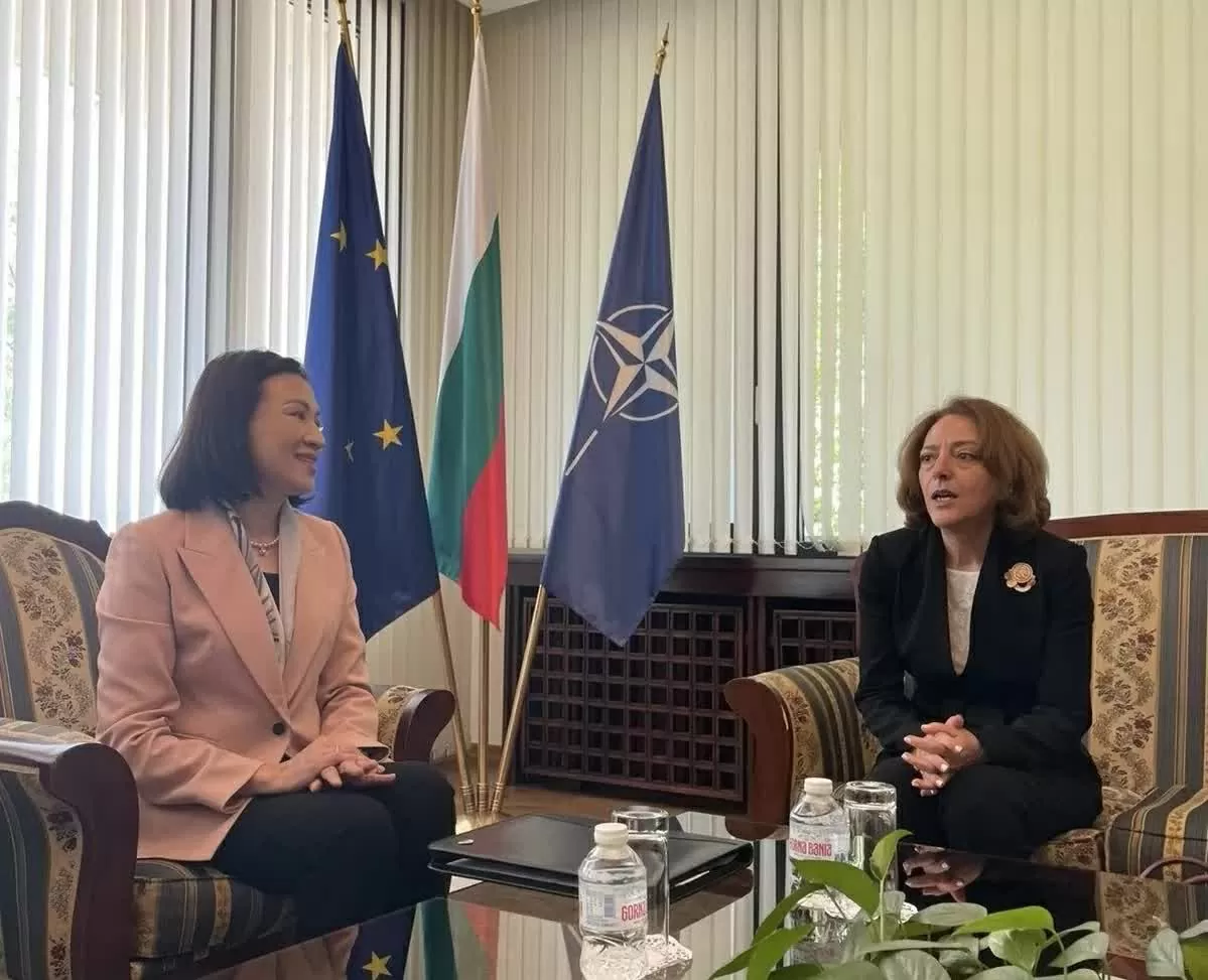 Ambassador Nguyen Thi Minh Nguyet presents a copy of her Letter of Credence to the Bulgarian Deputy Foreign Minister