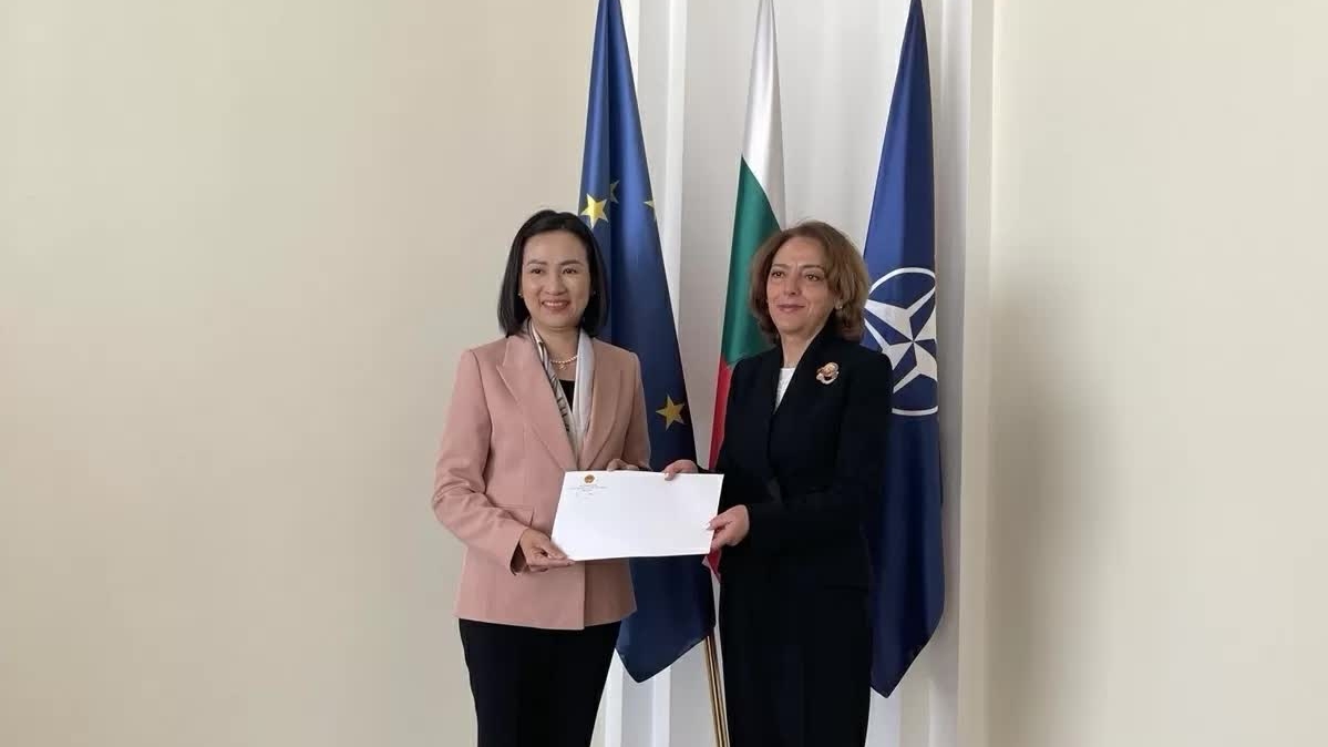 Ambassador Nguyen Thi Minh Nguyet presents a copy of Letter of Credentials to Bulgarian Deputy Foreign Minister