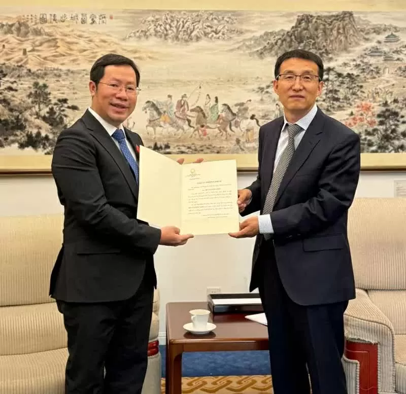 Vietnamese Consul General in Chongqing Bui Nguyen Long presents Letter of Credentials to the Chinese Ministry of Foreign Affairs