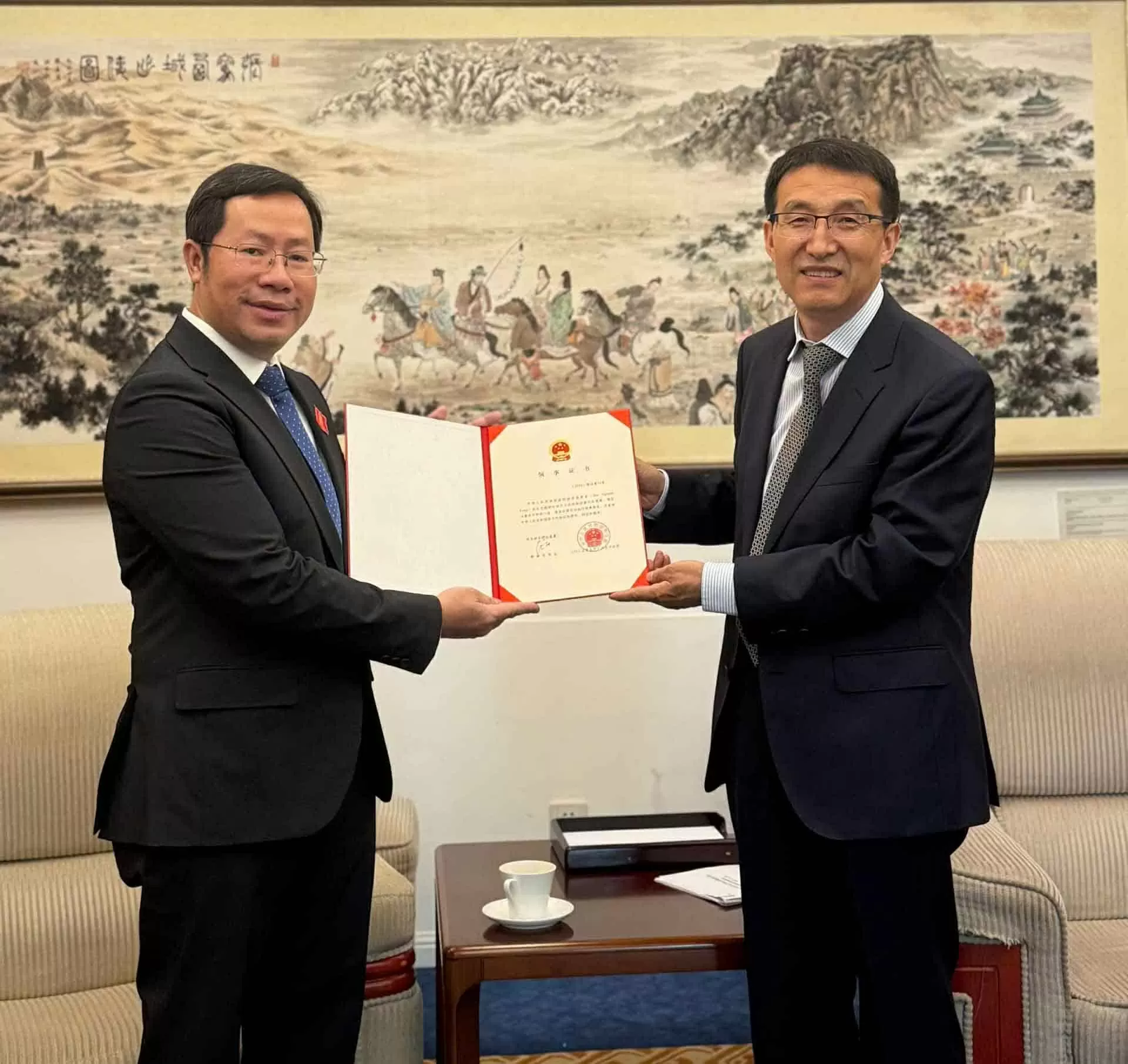 Vietnamese Consul General in Chongqing Bui Nguyen Long presents Letter of Credentials to the Chinese Ministry of Foreign Affairs