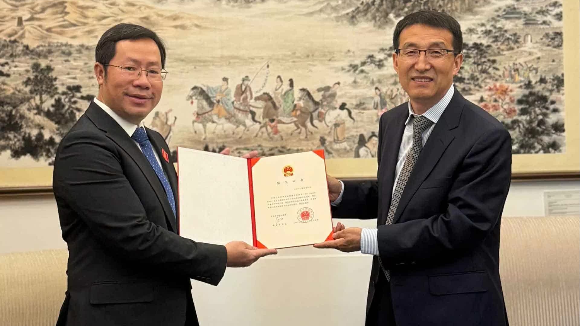 Vietnamese Consul General in Chongqing presents Consular Commission to Chinese Ministry of  Foreign Affairs